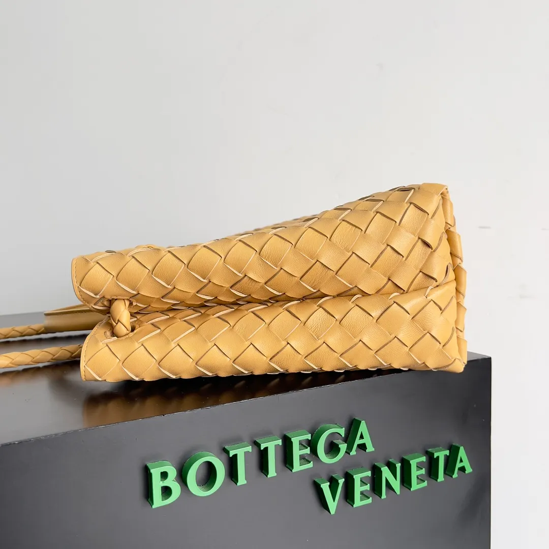 The 2023 new Andiamo batch of 2260 BV has been shipped‼ ️Really popular🔥The new Andiamo woven handbag launched by Bottega Veneta this season is really popular all over the world! ! Celebrities at home and abroad have worn it, and Oscar-winning actress Michelle Yeoh has taken it out on the street. Song Jia, Trai Yara, Yu Feihong, Sanji Ayaka, Rosie Hunting-Whiteley, Yoshioka Riho, etc. have all picked up this bag. It is classic and versatile, showing off its temperament, and the bag capacity is also large, which is very convenient for daily commuting! ! A variety of carrying methods, the shoulder straps can be adjusted by yourself, the original lambskin feels soft and delicate, and the unisex style breaks the gender boundaries and brings a more practical and long-lasting use experience. Andiamo, which has both elegant and casual styles, perfectly interprets the true appearance of "fashionable old money style". Style number: 743572 Size: 32*24*12